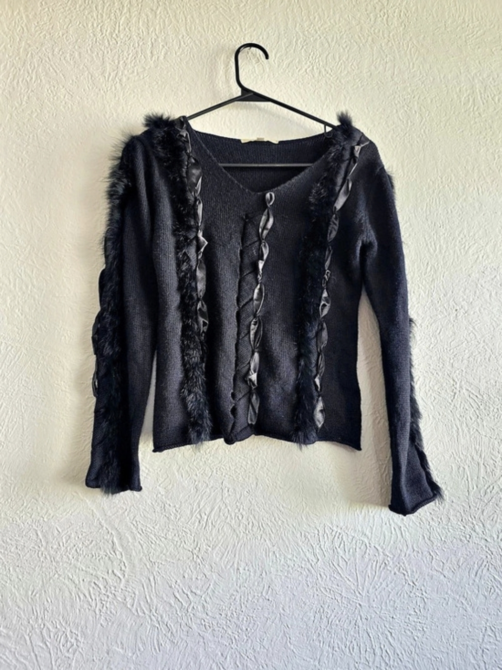 Mobwife Hazel Black Faux-Fur Trim Sweater Size Small
